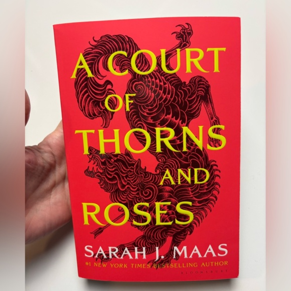 A Court of Thorns and‎ Roses paperback book